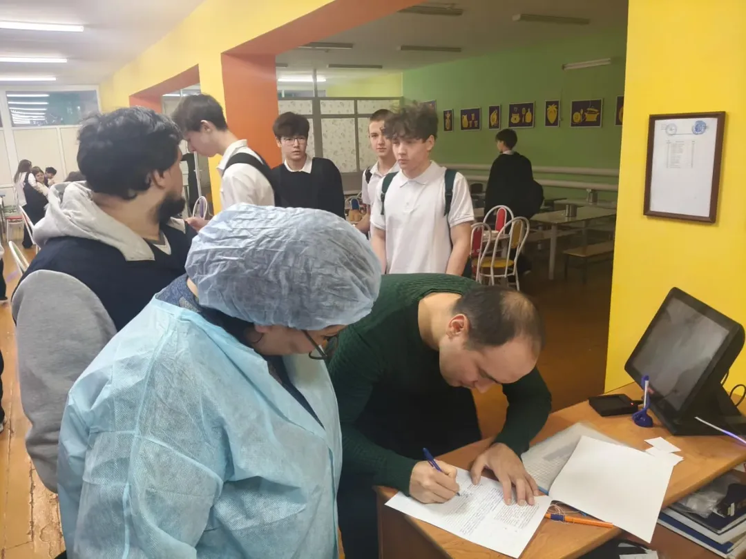 Сегодня, 19 декабря, бракеражная комиссия провела плановую проверку качества и соответствия блюд в нашей школьной столовой