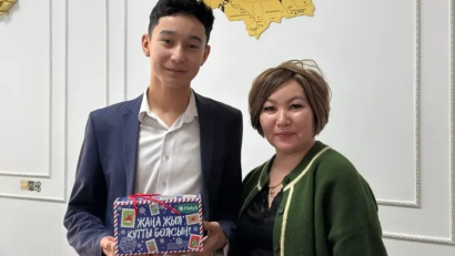 В канун Старого Нового года директор школы Каратаева С.Б. провела церемонию награждения наших выдающихся активистов